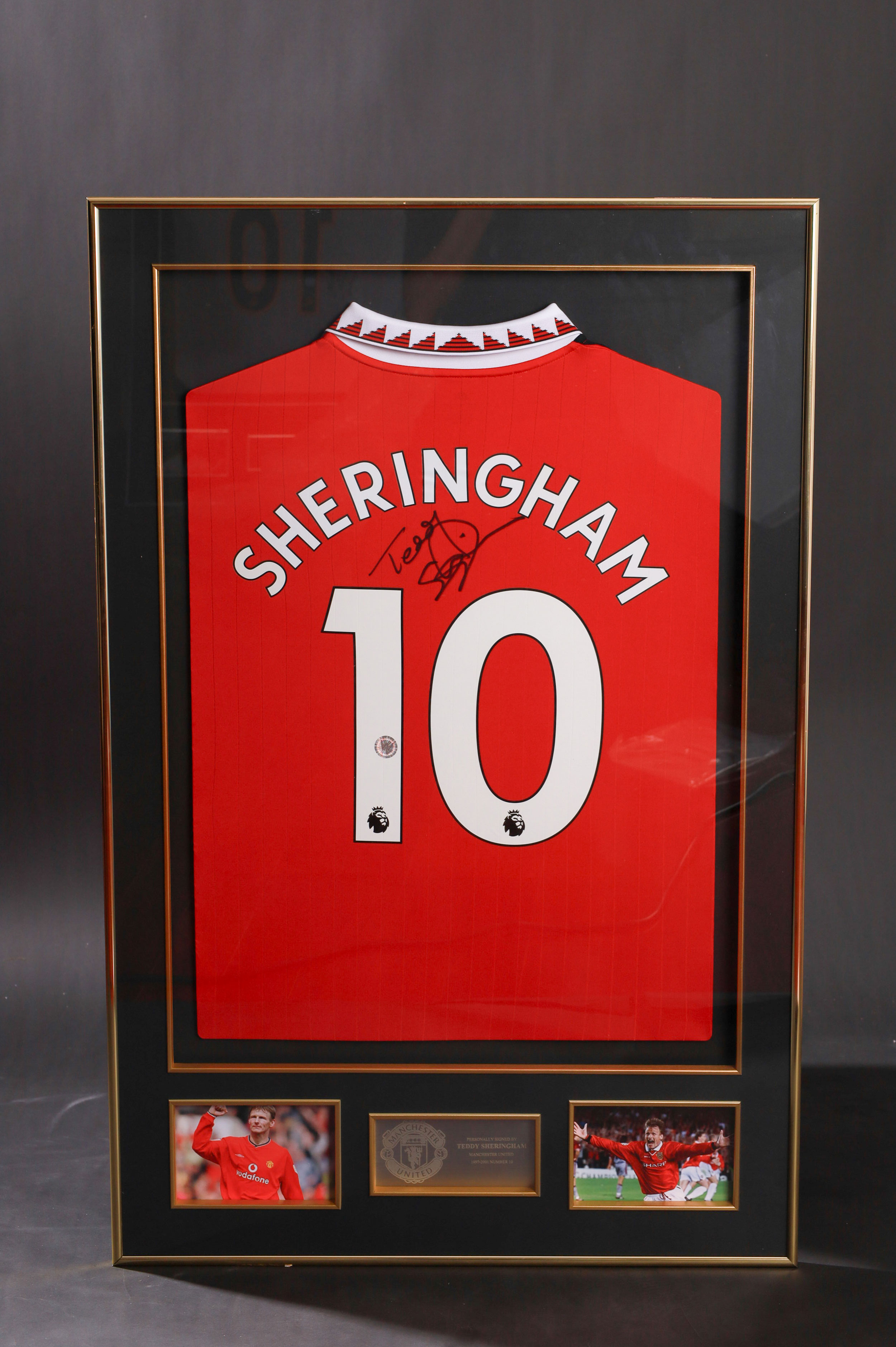 Manchester United Home Kit SHERRINGHAM#10 Autograph (Framed)